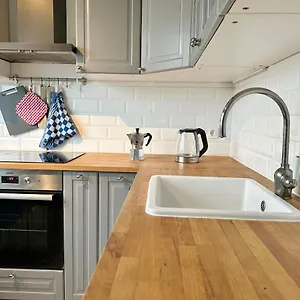 80m2 With Balcony & Free Netflix Apartament